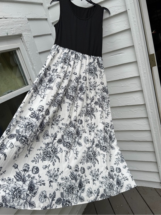 Dresses & Skirts - Black & White Rose Bush 🌹🥀 Maxi Dress